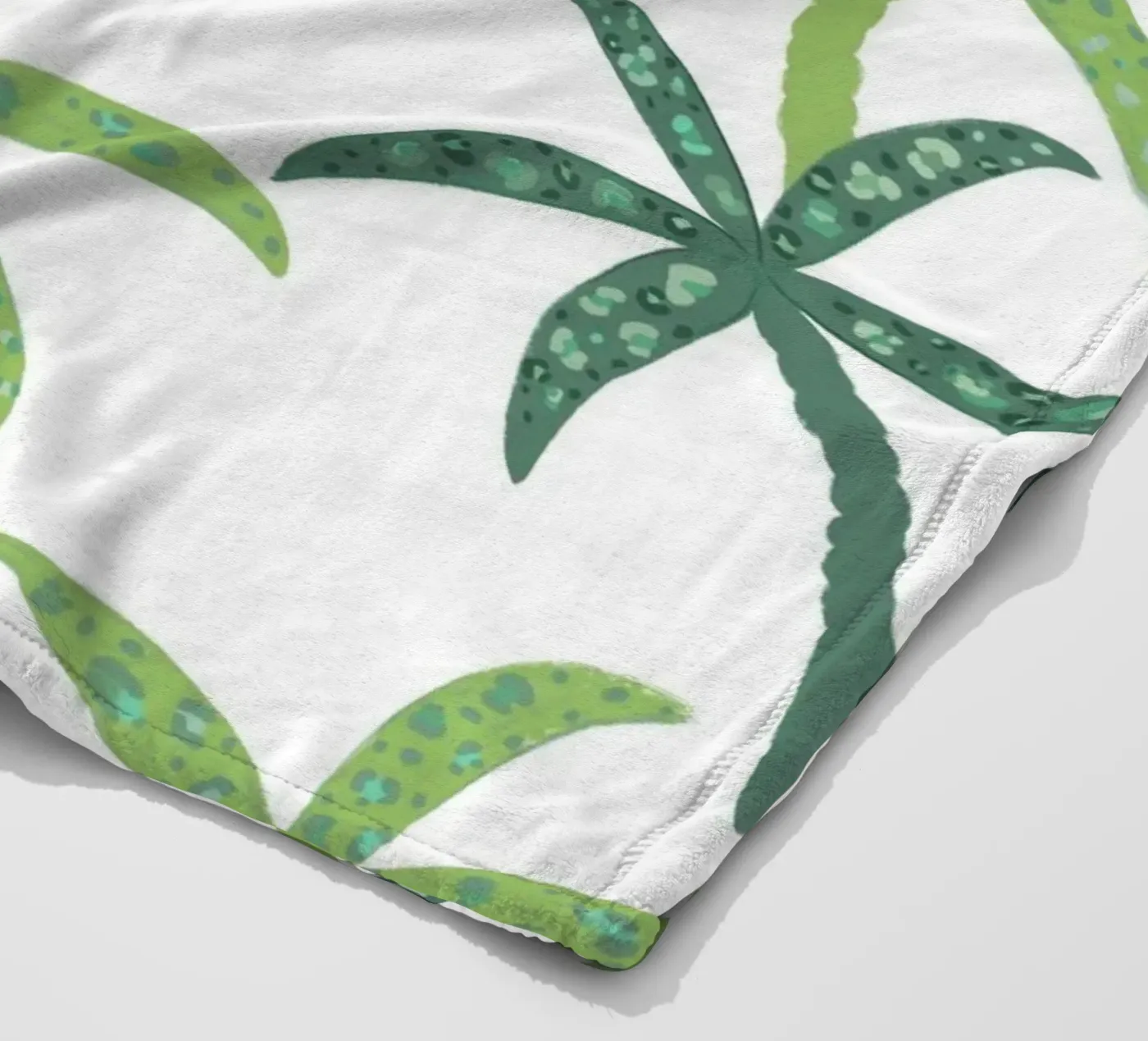 Rain forest with leopard pattern plaid polaire de gulsengunel