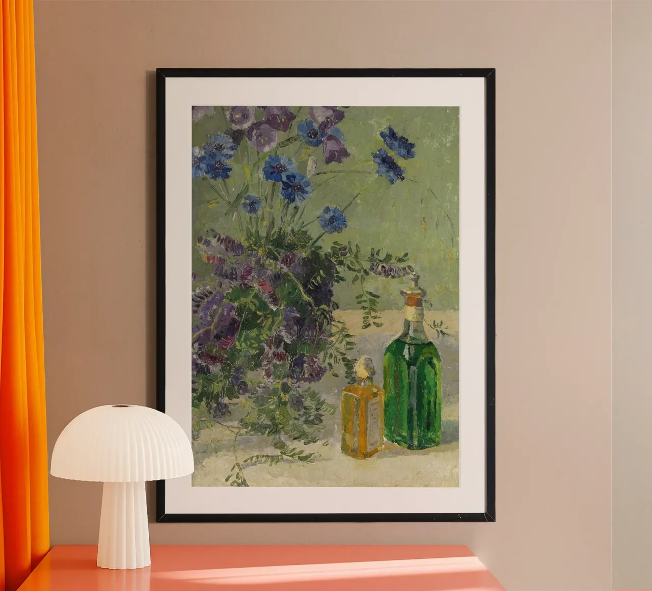 Natura morta floreale impressionista - Bottiglie e fiori blu poster con telaio in legno da ClubArt