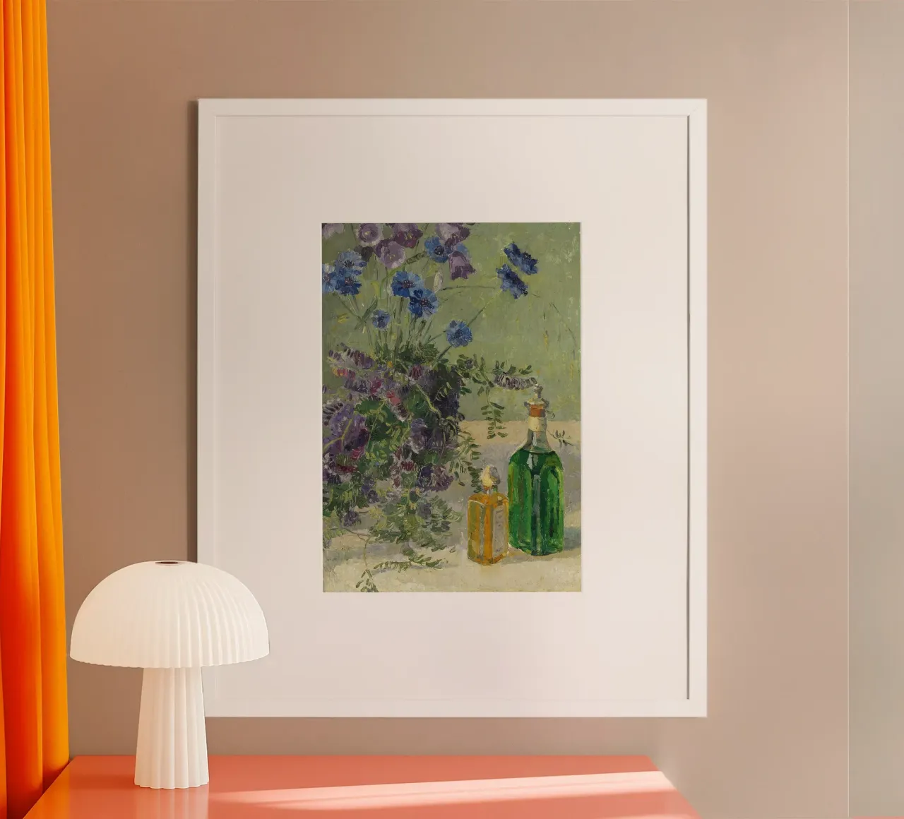 Natura morta floreale impressionista - Bottiglie e fiori blu poster con telaio in legno da ClubArt
