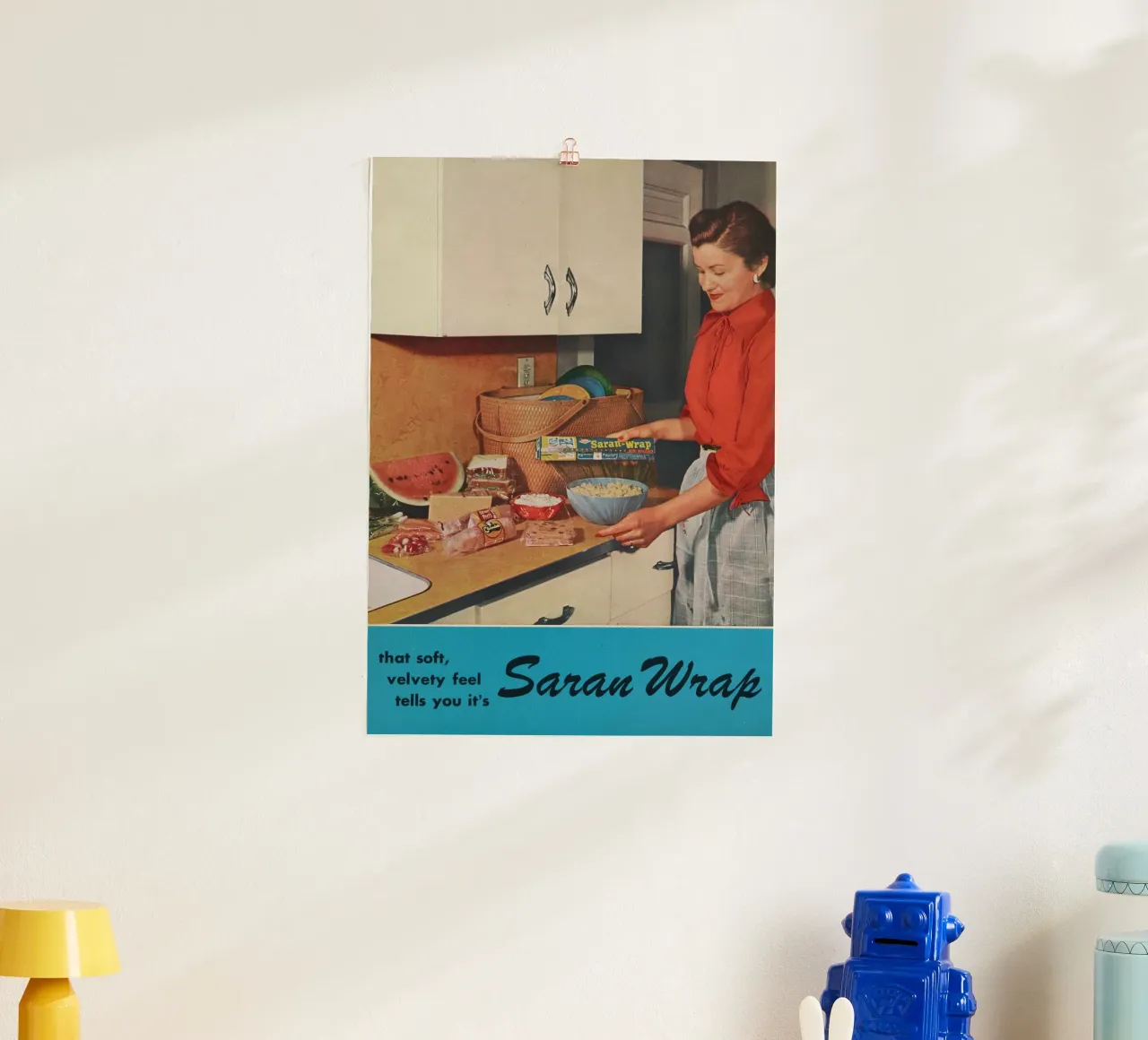 Pubblicità d'epoca del Saran Wrap - Scena di cucina degli anni '50 poster da ClubArt