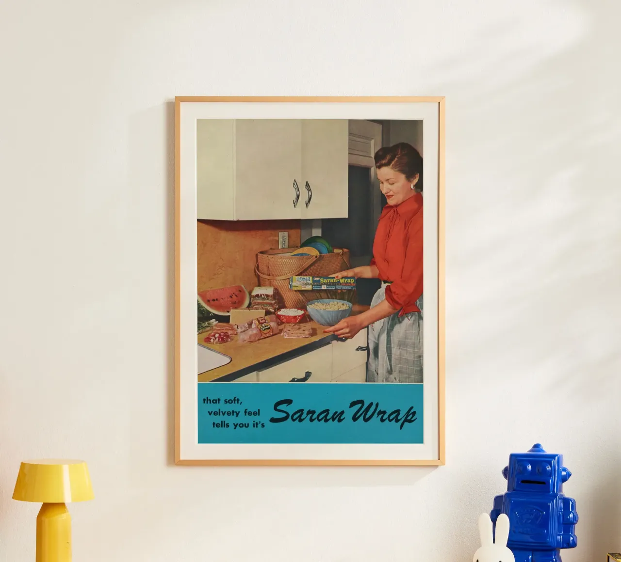 Pubblicità d'epoca del Saran Wrap - Scena di cucina degli anni '50 poster da ClubArt