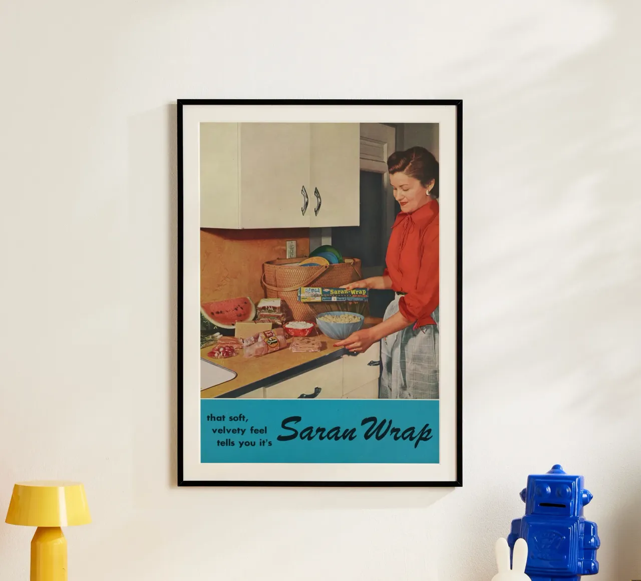 Pubblicità d'epoca del Saran Wrap - Scena di cucina degli anni '50 poster da ClubArt