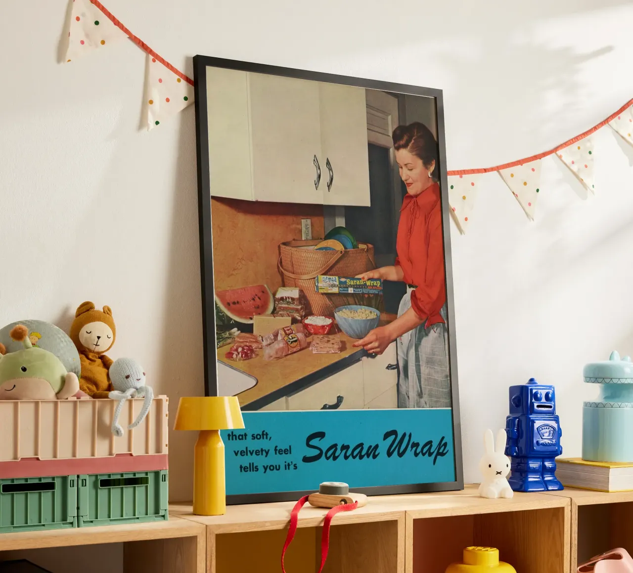 Pubblicità d'epoca del Saran Wrap - Scena di cucina degli anni '50 poster da ClubArt