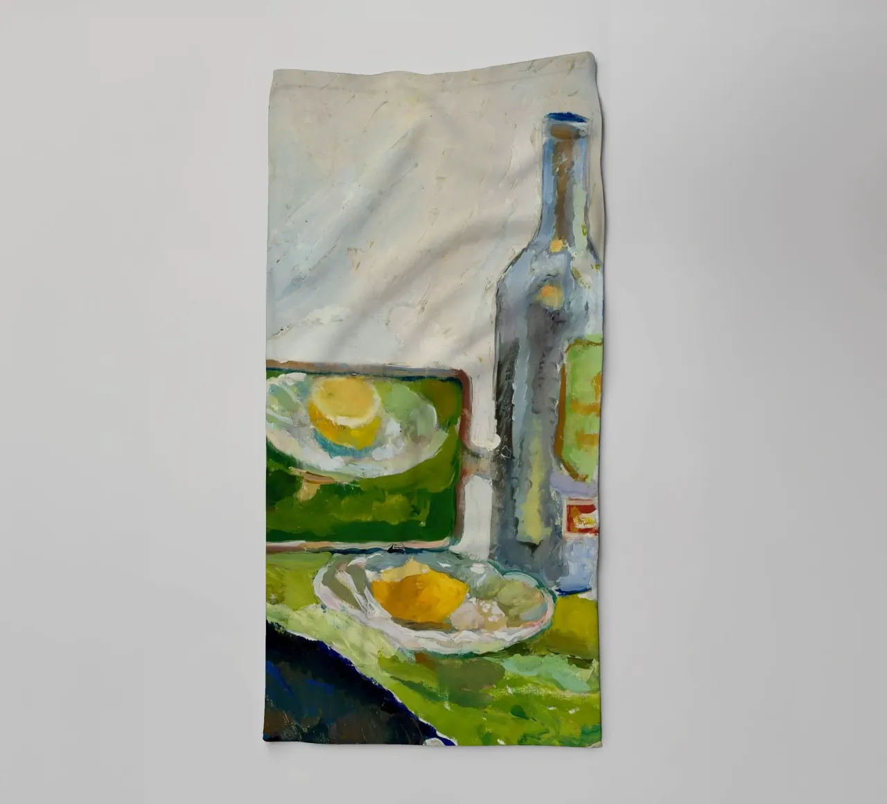Modernes Stillleben Zitrone & Flasche - Texturierter Kunstdruck Handtuch von ClubArt