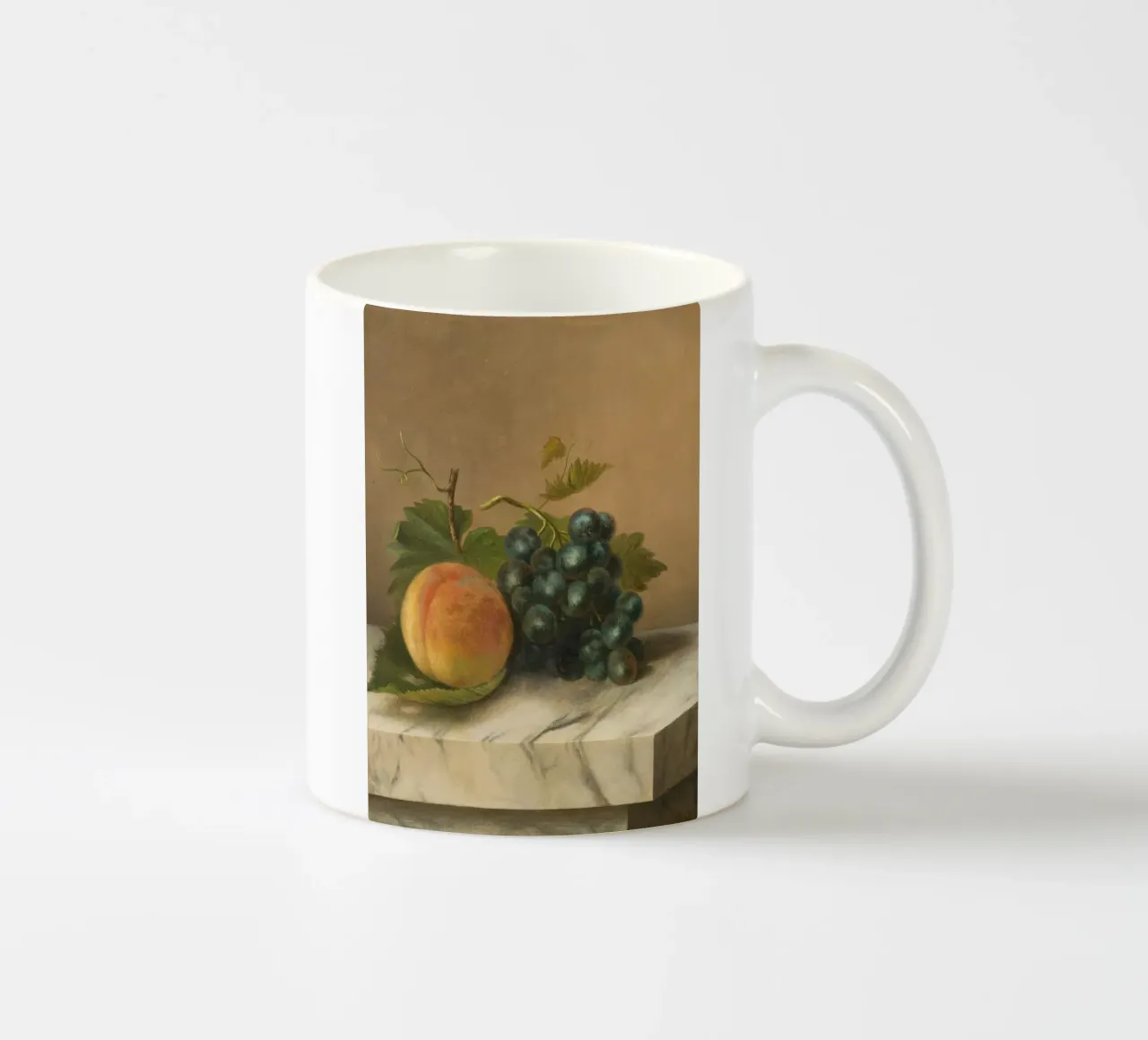 Stampa classica di natura morta - Pesca e uva su marmo tazza in ceramica da ClubArt