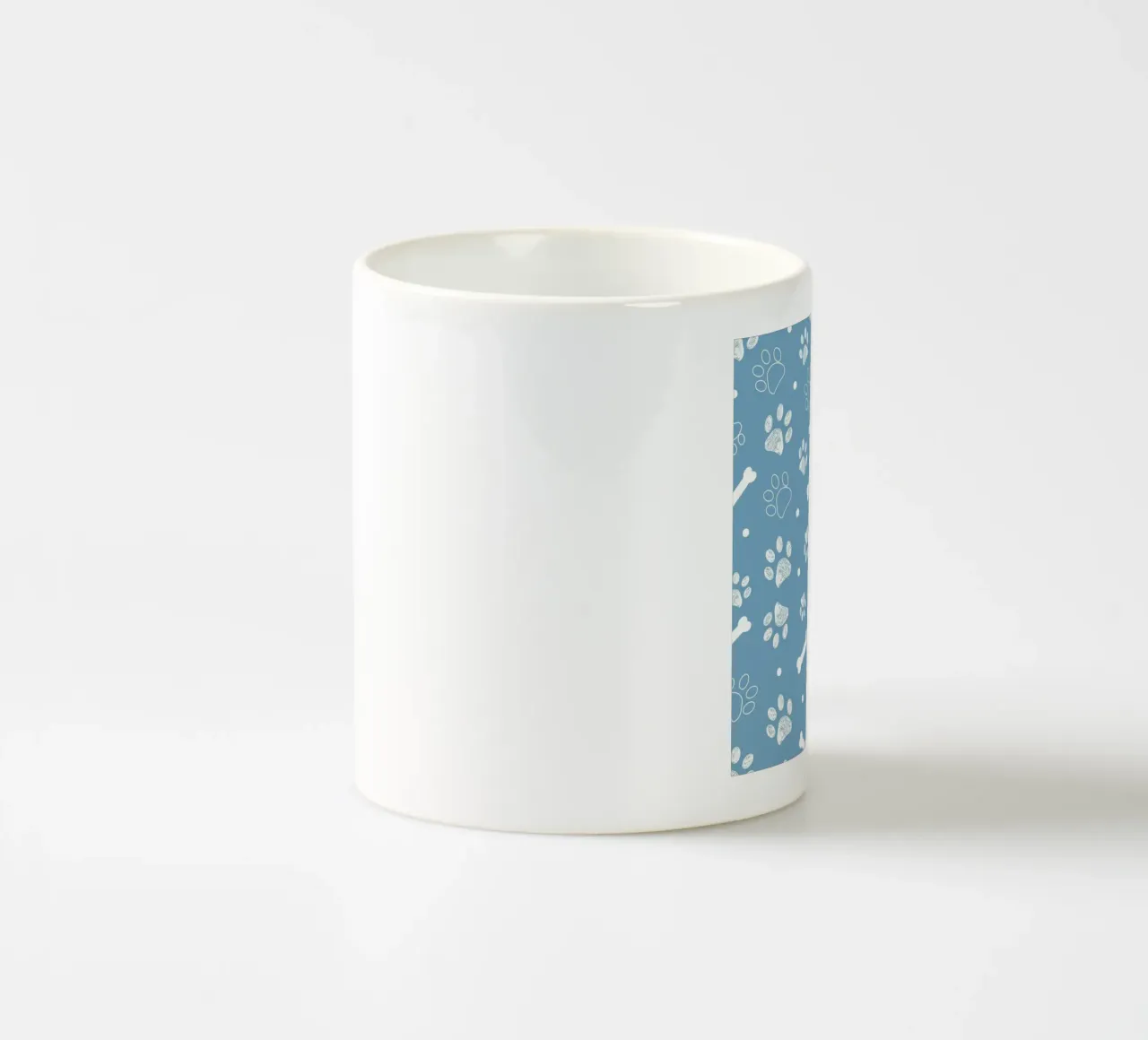 Sfondo navy con zampa e ossa bianche tazza in ceramica da gulsengunel