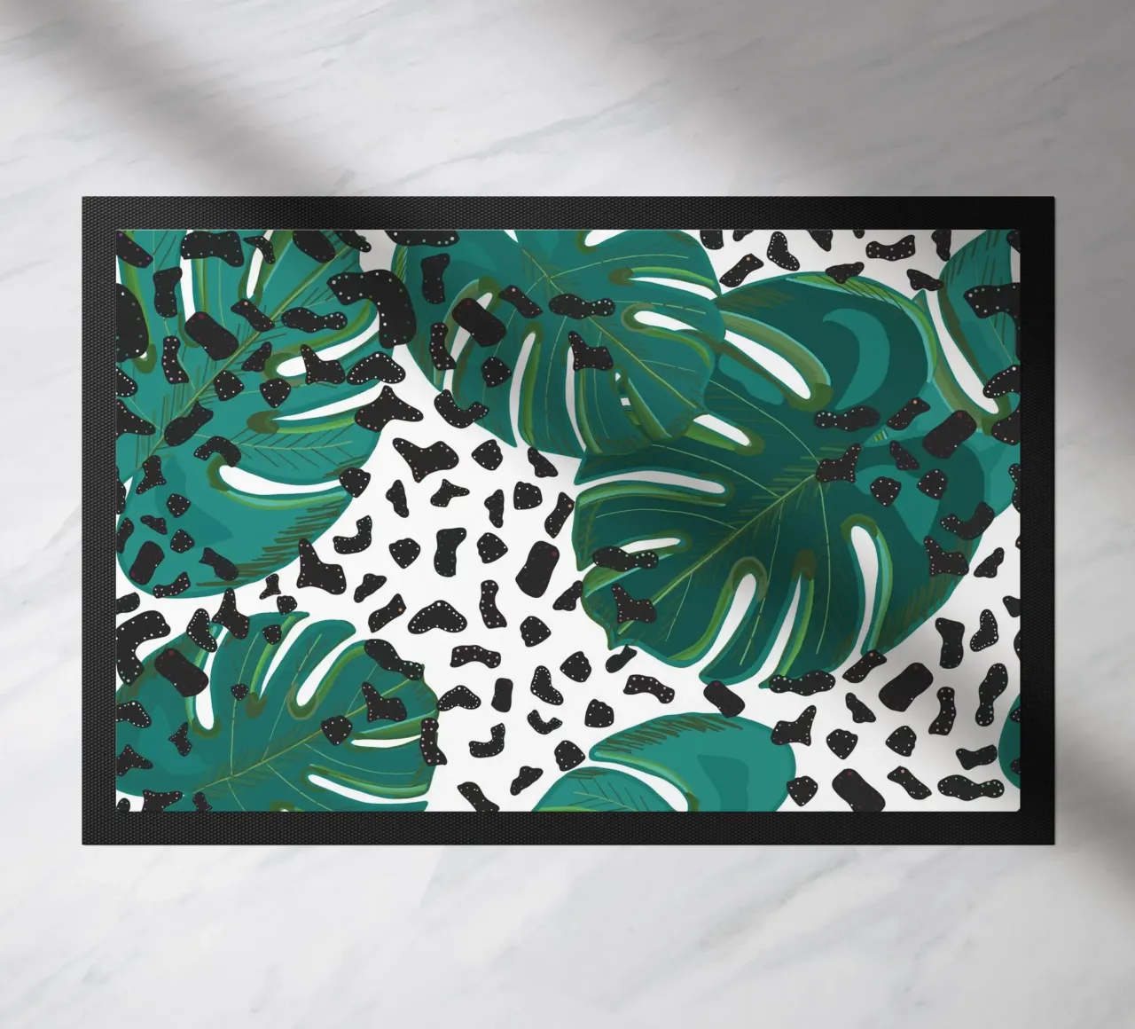 Monstera-Blätter mit Leopardenmuster Fußmatte von gulsengunel