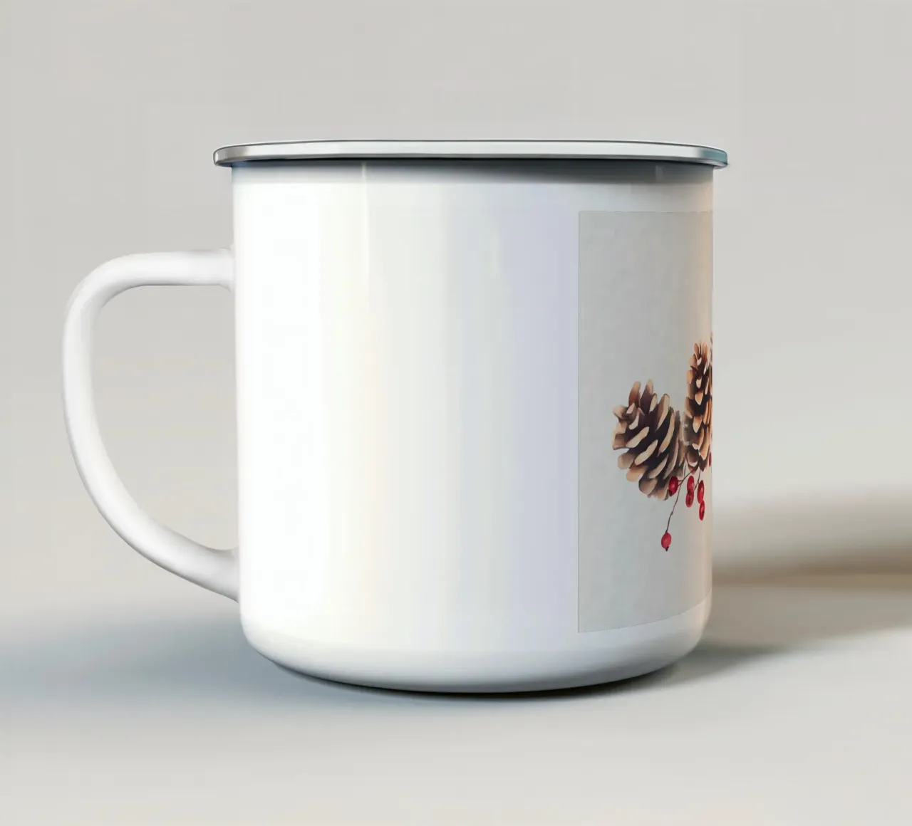 Accogliente stampa artistica natalizia di pigne e bacche - Decorazione rustica tazza in smalto da ClubArt