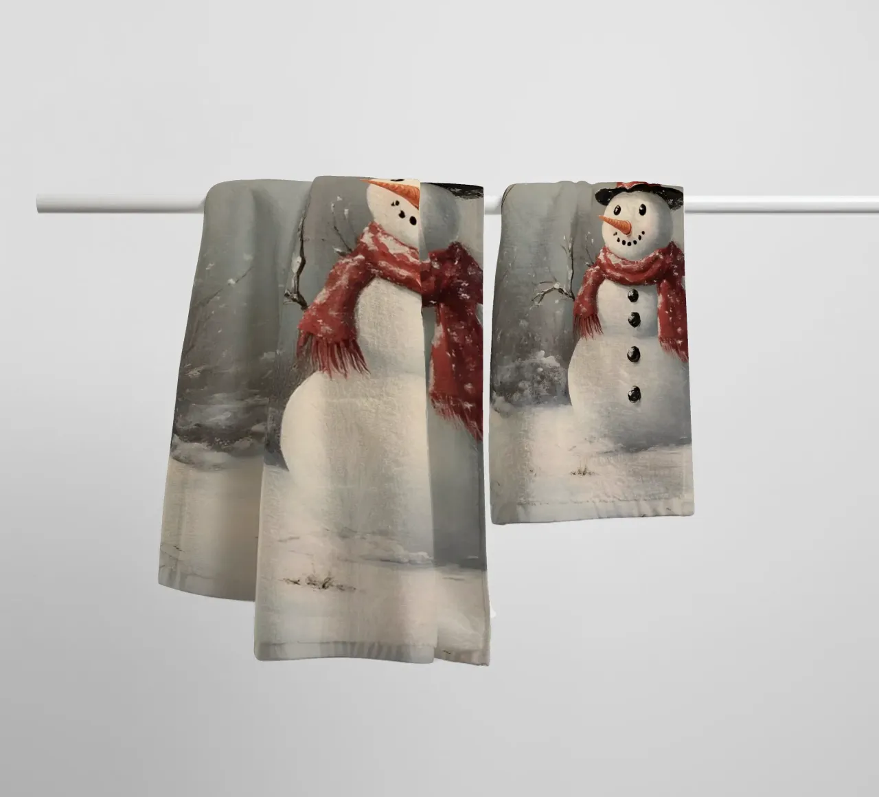 Festlicher Schneemann in verschneiten Wäldern Kunstdruck - Winter Charme Handtuch von ClubArt