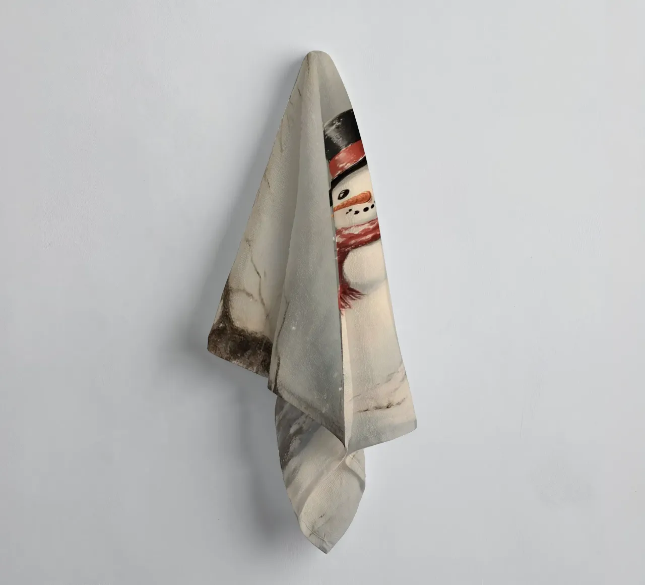 Festlicher Schneemann in verschneiten Wäldern Kunstdruck - Winter Charme Handtuch von ClubArt