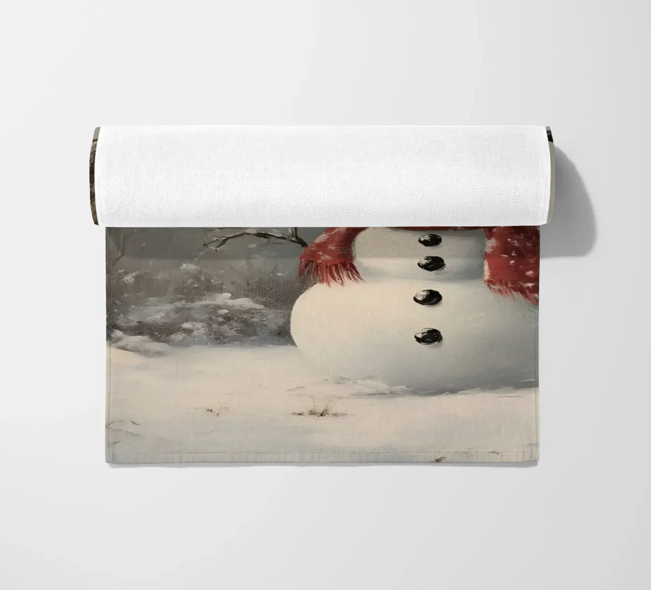 Festlicher Schneemann in verschneiten Wäldern Kunstdruck - Winter Charme Strandtuch von ClubArt