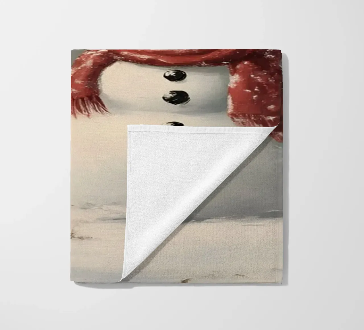 Festlicher Schneemann in verschneiten Wäldern Kunstdruck - Winter Charme Strandtuch von ClubArt