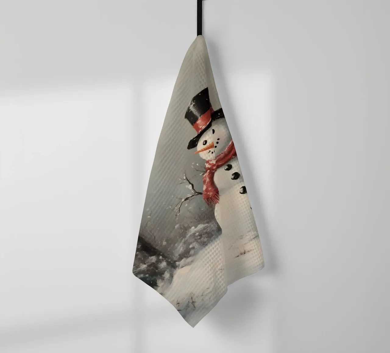 Festlicher Schneemann in verschneiten Wäldern Kunstdruck - Winter Charme Geschirrtuch von ClubArt