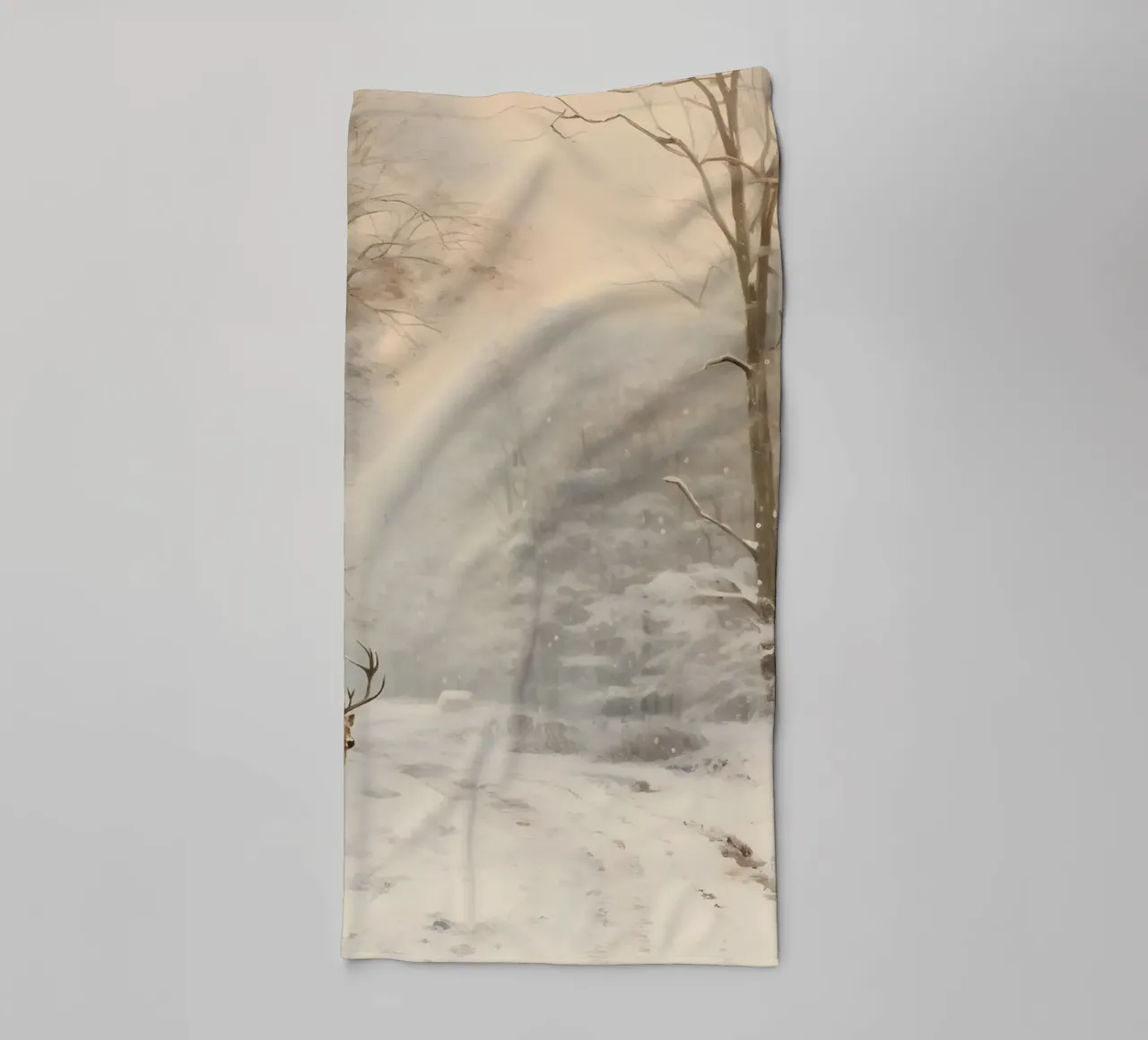 Impression d'art sur le cerf majestueux de la forêt d'hiver - faune et flore enneigées serviette de bain de ClubArt
