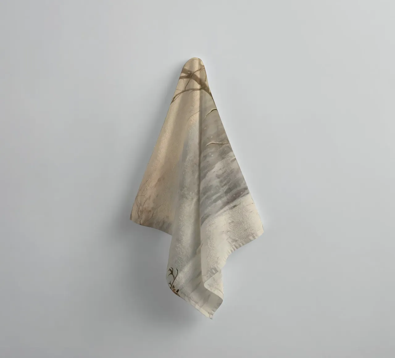 Impression d'art sur le cerf majestueux de la forêt d'hiver - faune et flore enneigées serviette de bain de ClubArt