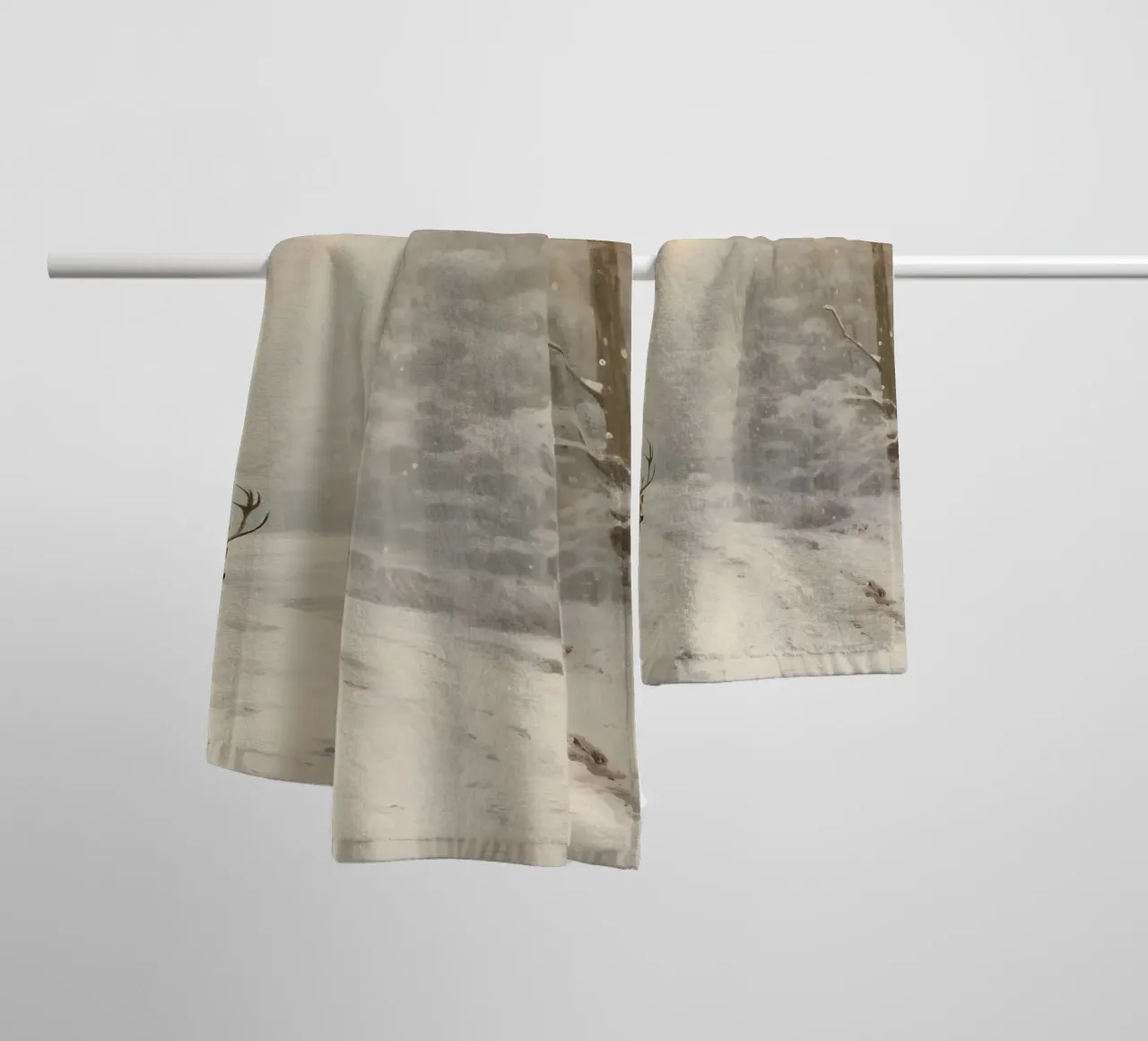 Impression d'art sur le cerf majestueux de la forêt d'hiver - faune et flore enneigées serviette de bain de ClubArt