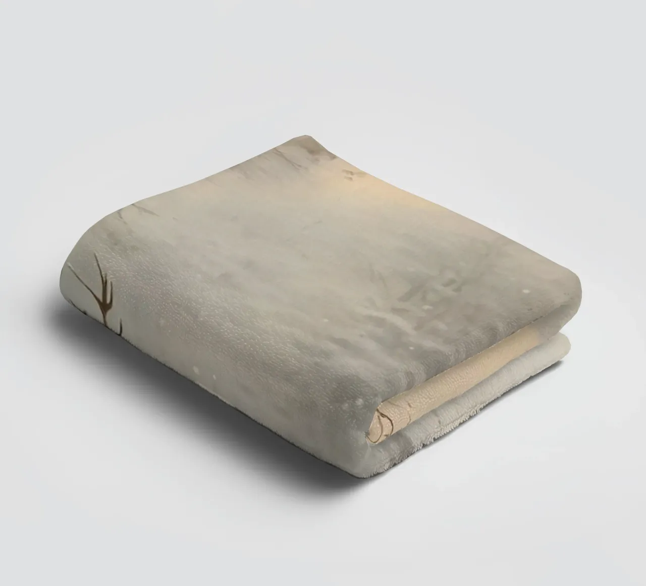 Impression d'art sur le cerf majestueux de la forêt d'hiver - faune et flore enneigées serviette de bain de ClubArt