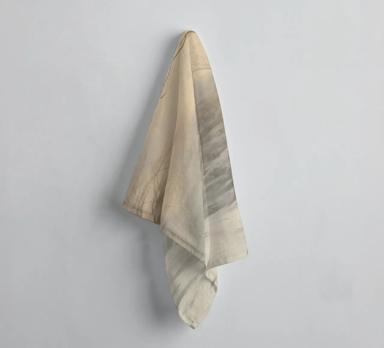 Impression d'art sur le cerf majestueux de la forêt d'hiver - faune et flore enneigées serviette de bain de ClubArt