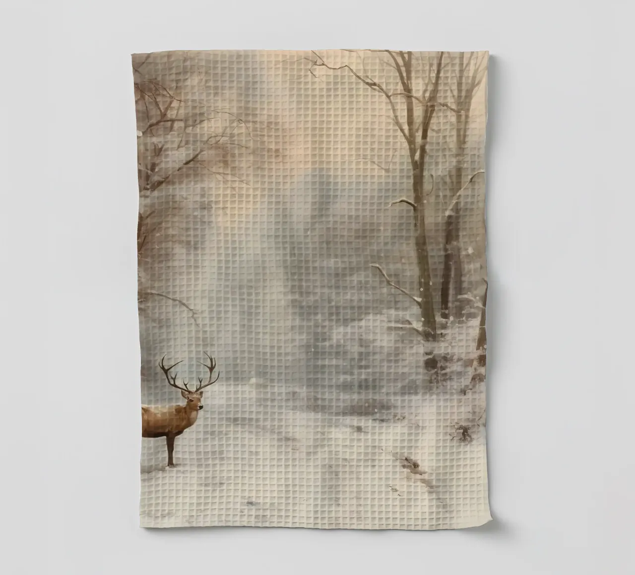 Impression d'art sur le cerf majestueux de la forêt d'hiver - faune et flore enneigées torchon de ClubArt