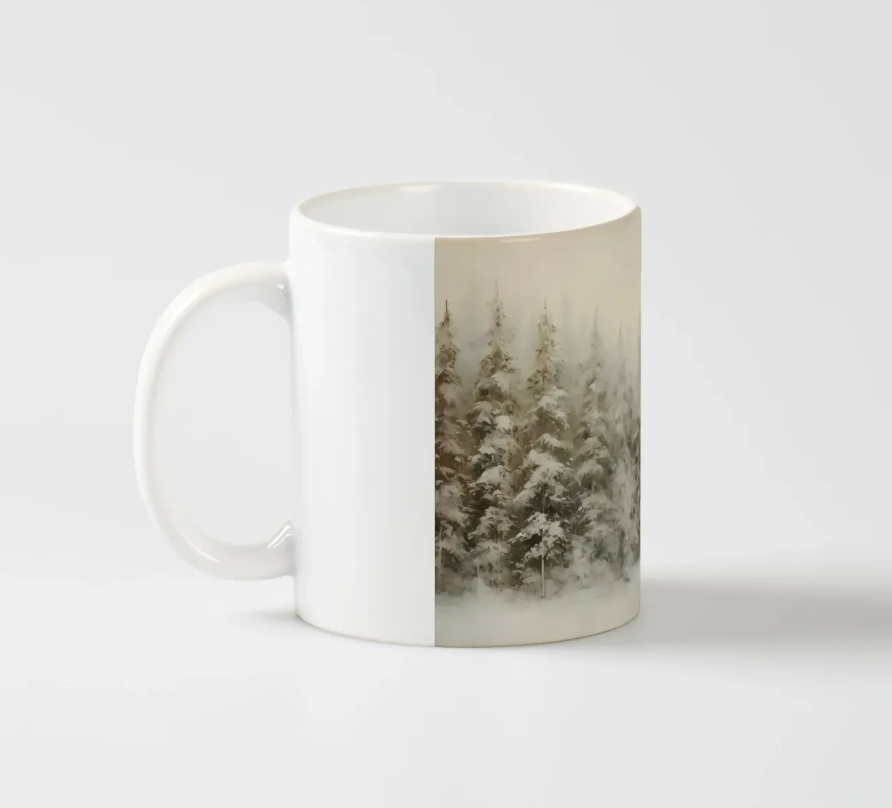 Mistige besneeuwde dennenbos kunstdruk - Etherische winterse scène keramische mok van ClubArt