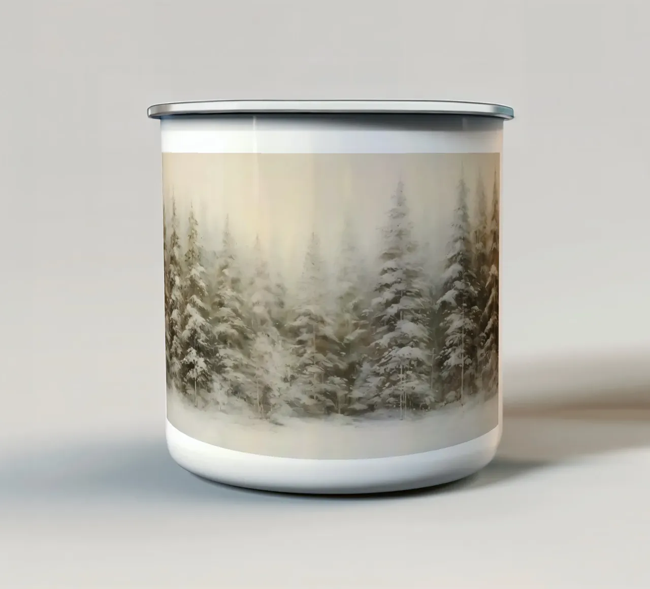 Mistige besneeuwde dennenbos kunstdruk - Etherische winterse scène emaille mok van ClubArt