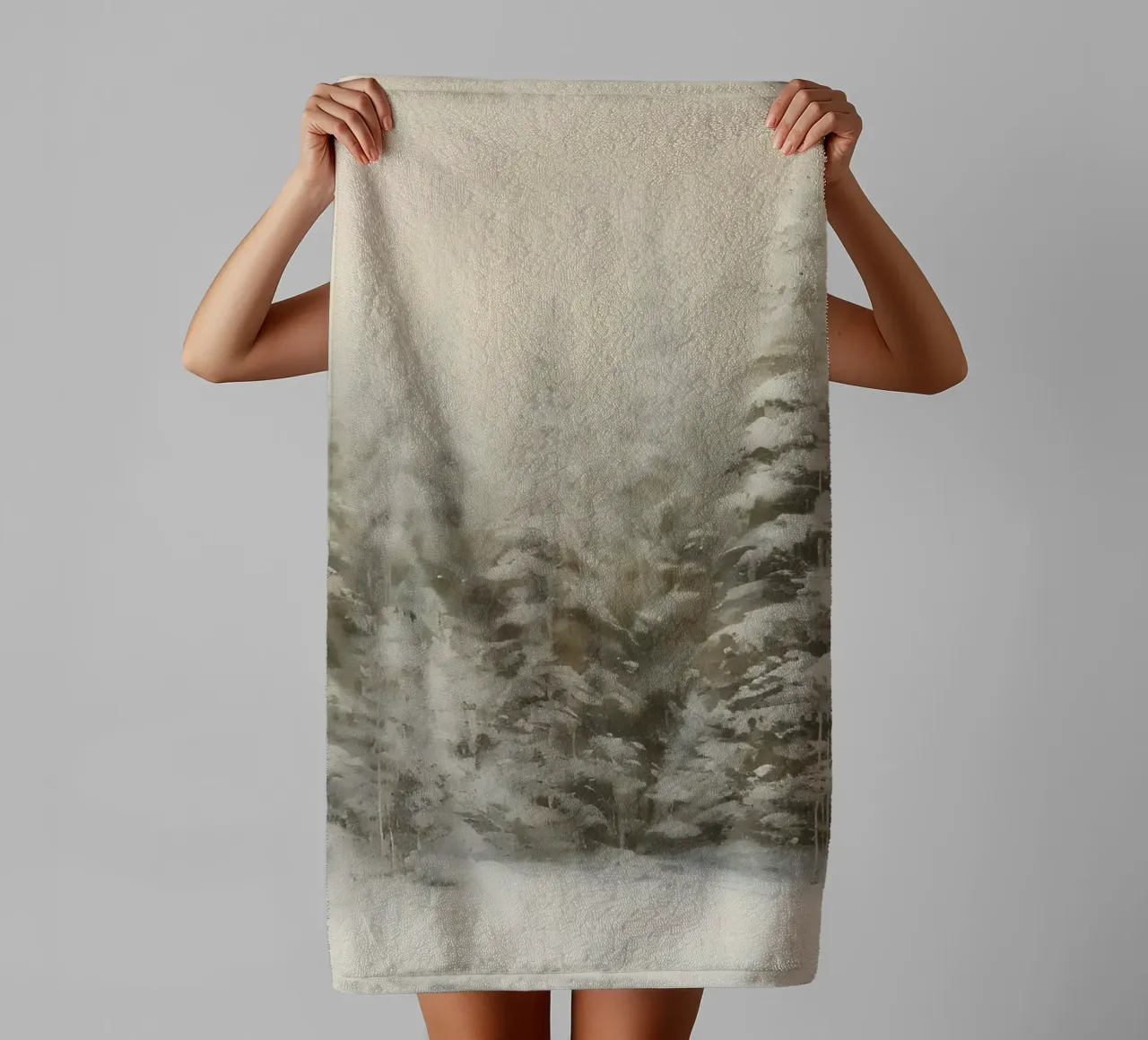 Neblig verschneiter Kiefernwald Kunstdruck - Ätherische Winterszenen Handtuch von ClubArt