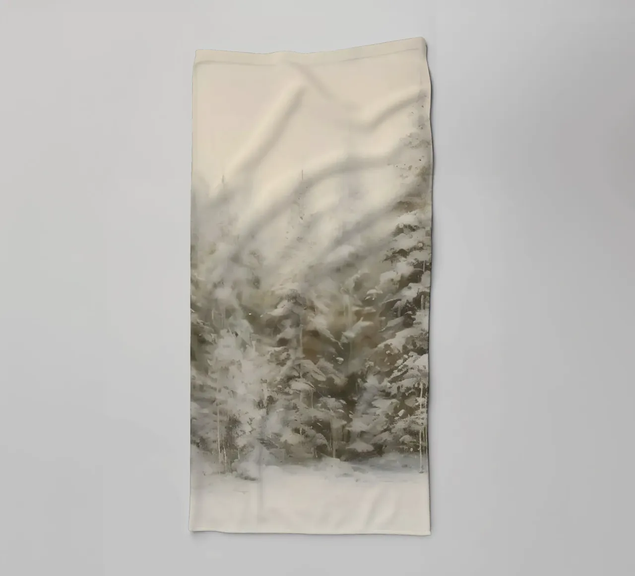 Neblig verschneiter Kiefernwald Kunstdruck - Ätherische Winterszenen Handtuch von ClubArt
