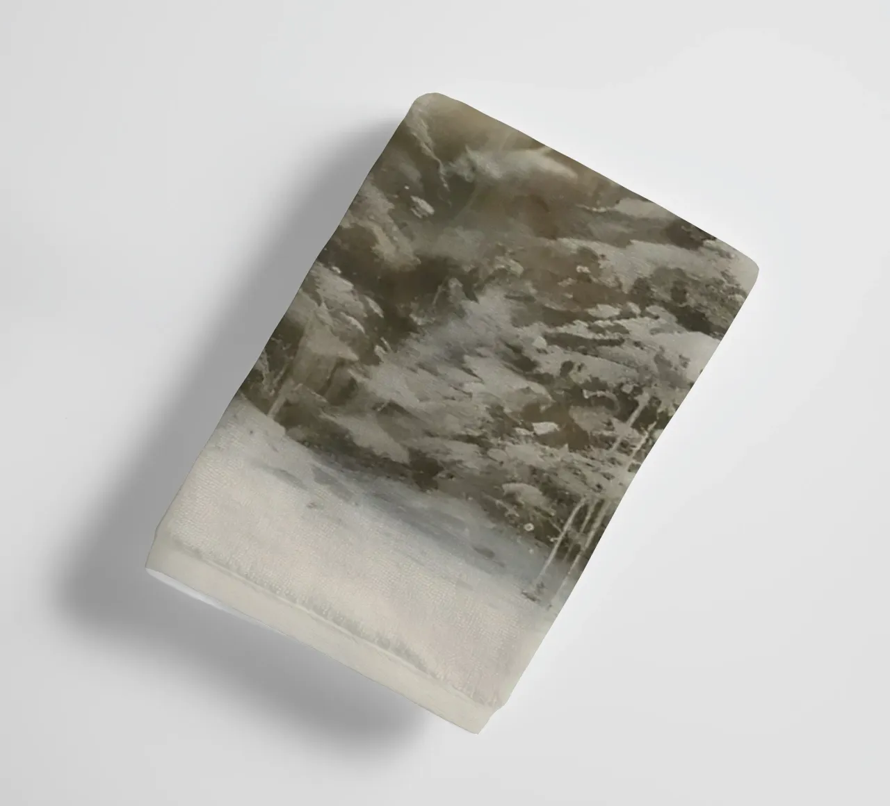 Neblig verschneiter Kiefernwald Kunstdruck - Ätherische Winterszenen Handtuch von ClubArt