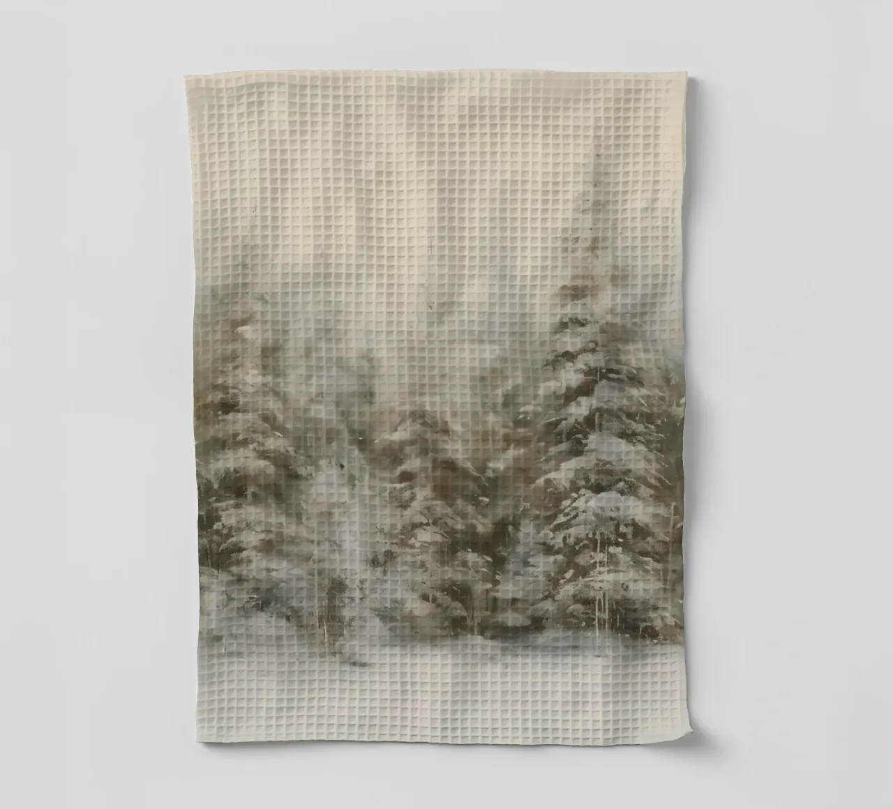 Neblig verschneiter Kiefernwald Kunstdruck - Ätherische Winterszenen Geschirrtuch von ClubArt