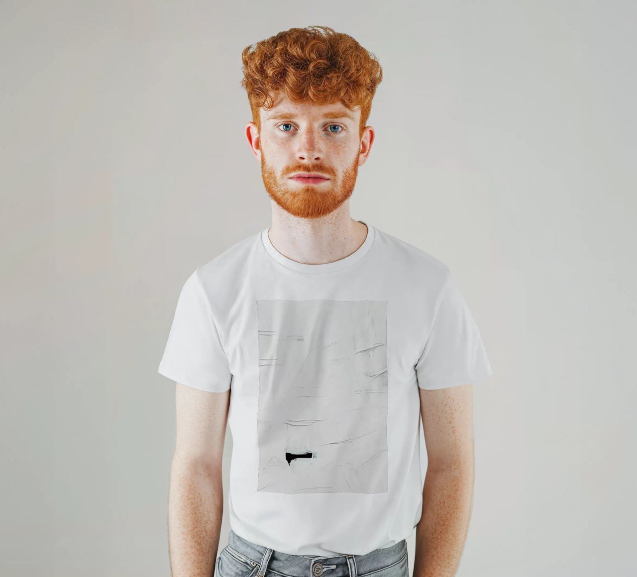 Minimal White Abstract t-shirt da Ingrid Beddoes