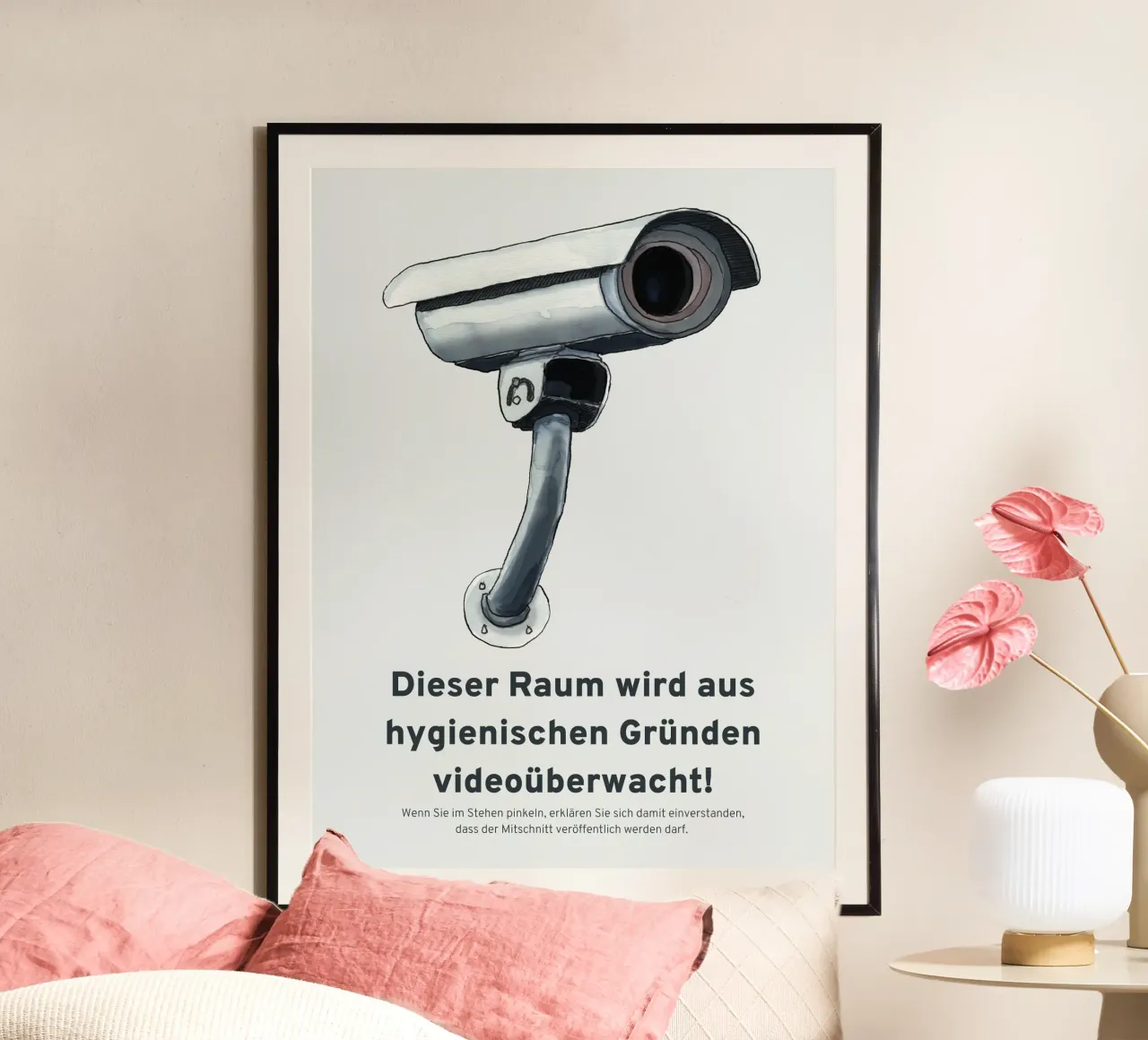 Attenzione alla telecamera di sorveglianza! - Umorismo per la toilette poster con telaio in legno da Face & Content