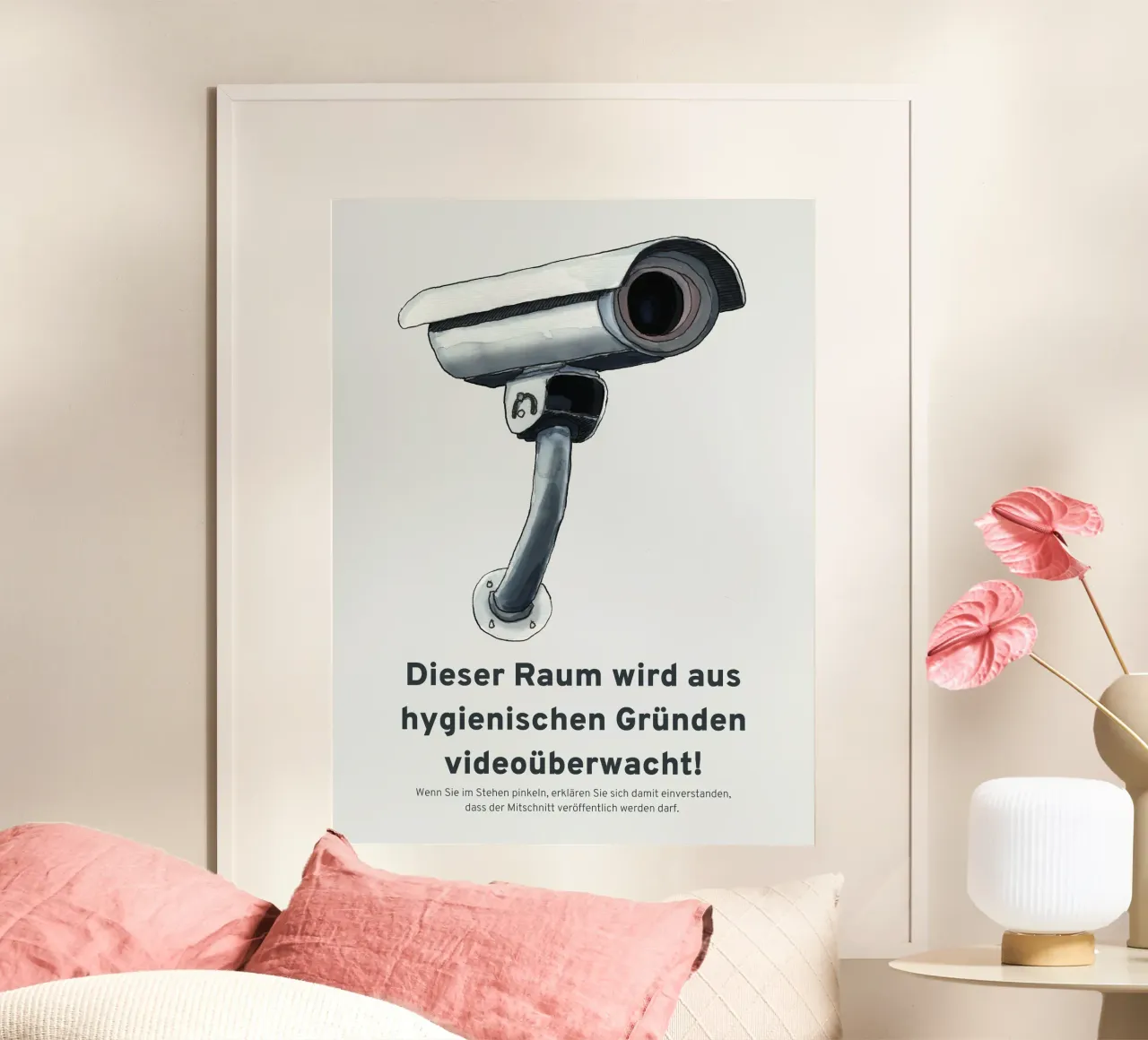 Attenzione alla telecamera di sorveglianza! - Umorismo per la toilette poster con telaio in legno da Face & Content