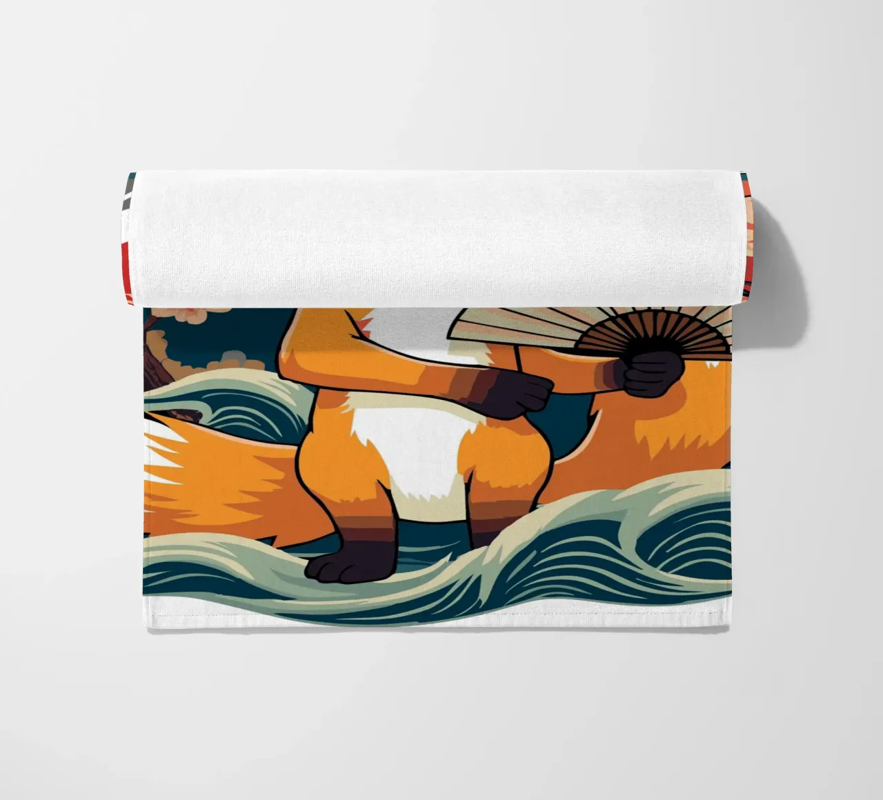 Simpatica volpe giapponese Kitsune con ventaglio - Monte Fuji e ciliegio in fiore telo mare da artdesign1985