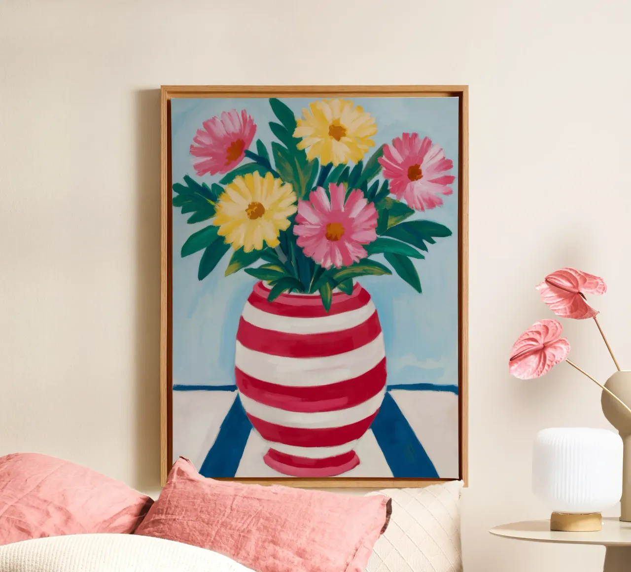 Rot gestreifte Vase Leinwand mit Schattenfugenrahmen von Muse Artworks