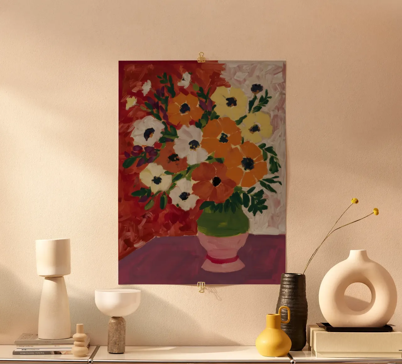 Vaso verde a fiore arancione poster con telaio in plastica da Stone Decade