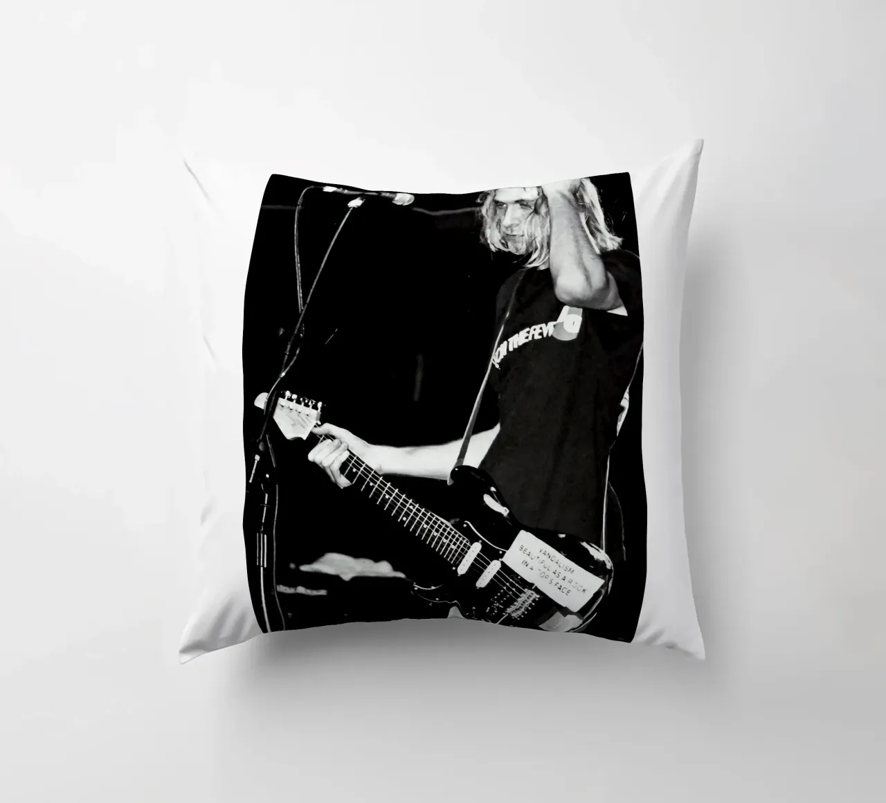 Live Concert Black And White Kurt Cobain cuscino da Has Fab