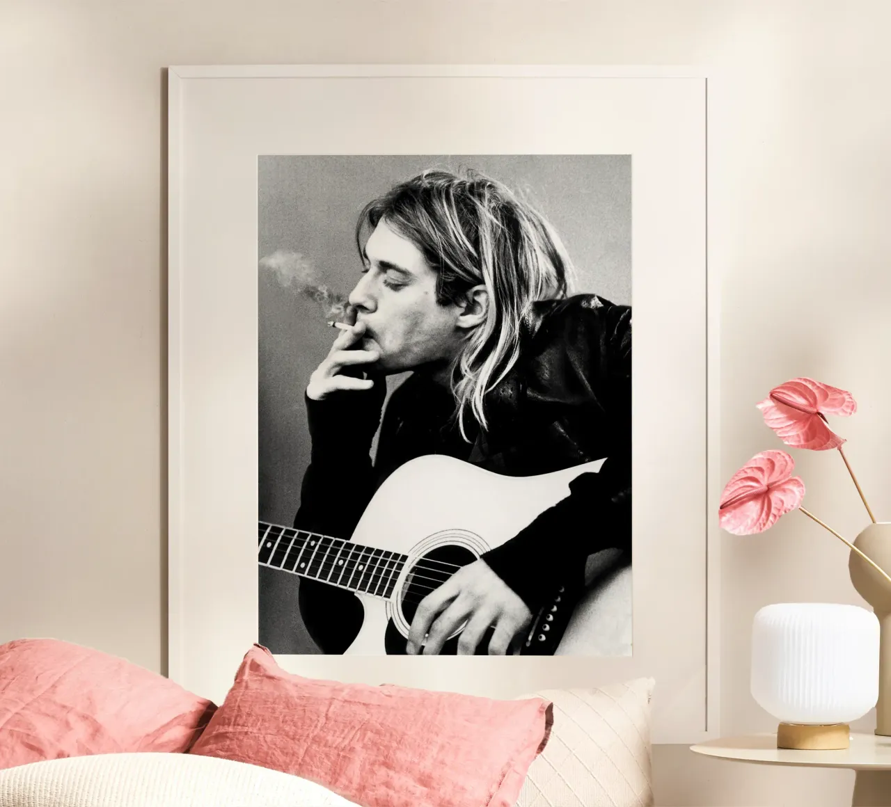 Smoking Kurt Cobain And Guitar poster con telaio in alluminio da Has Fab
