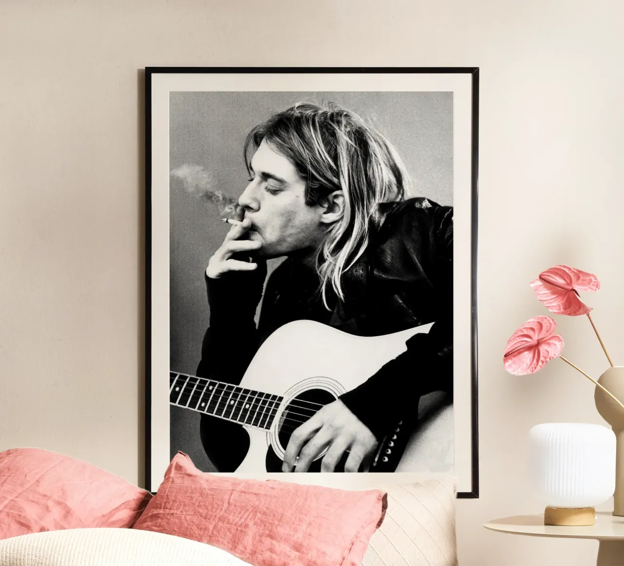 Smoking Kurt Cobain And Guitar poster con telaio in alluminio da Has Fab