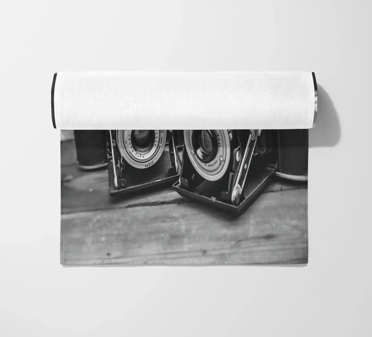 Two folding cameras toalla de playa de Dave Hare Photography