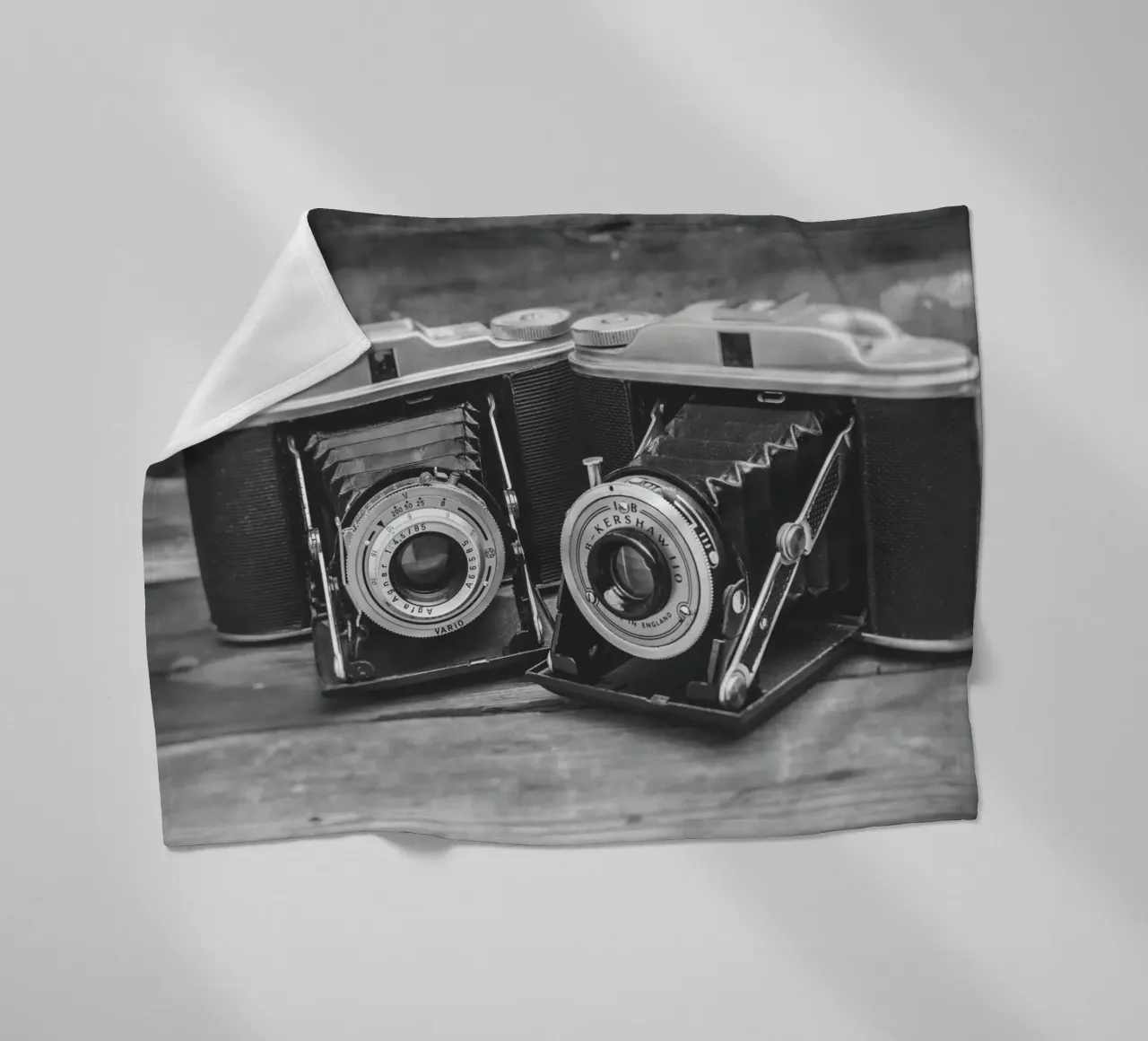 Two folding cameras coperta in pile da Dave Hare Photography
