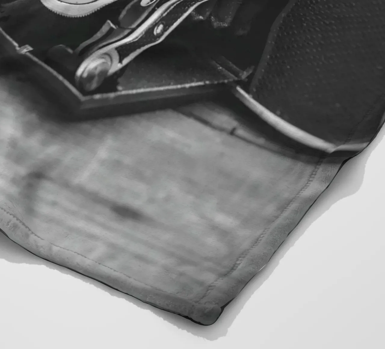 Two folding cameras coperta in pile da Dave Hare Photography