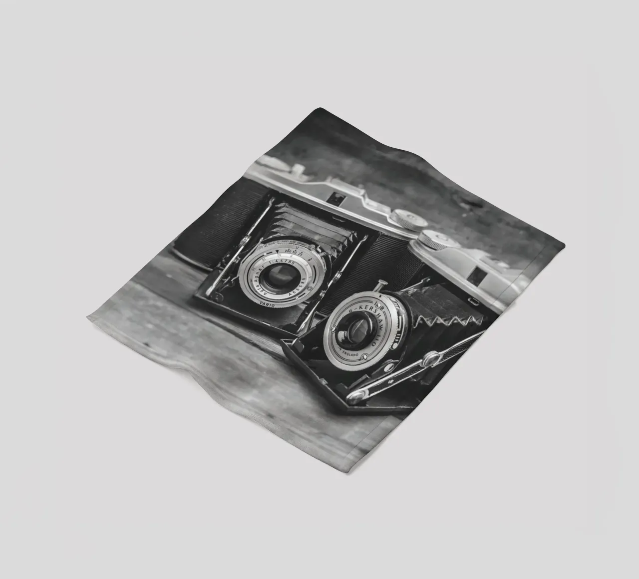 Two folding cameras coperta in pile da Dave Hare Photography