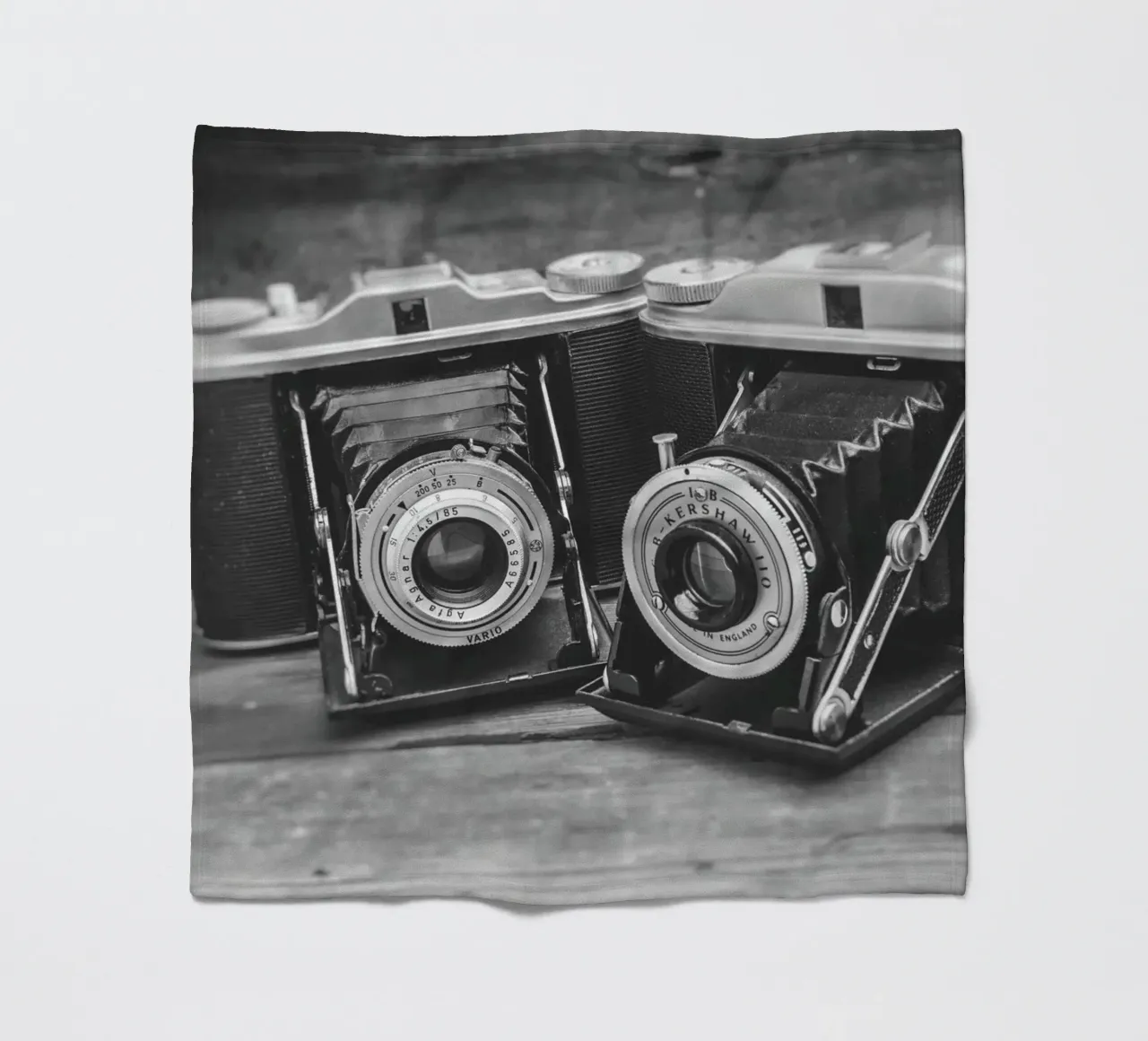 Two folding cameras coperta in pile da Dave Hare Photography