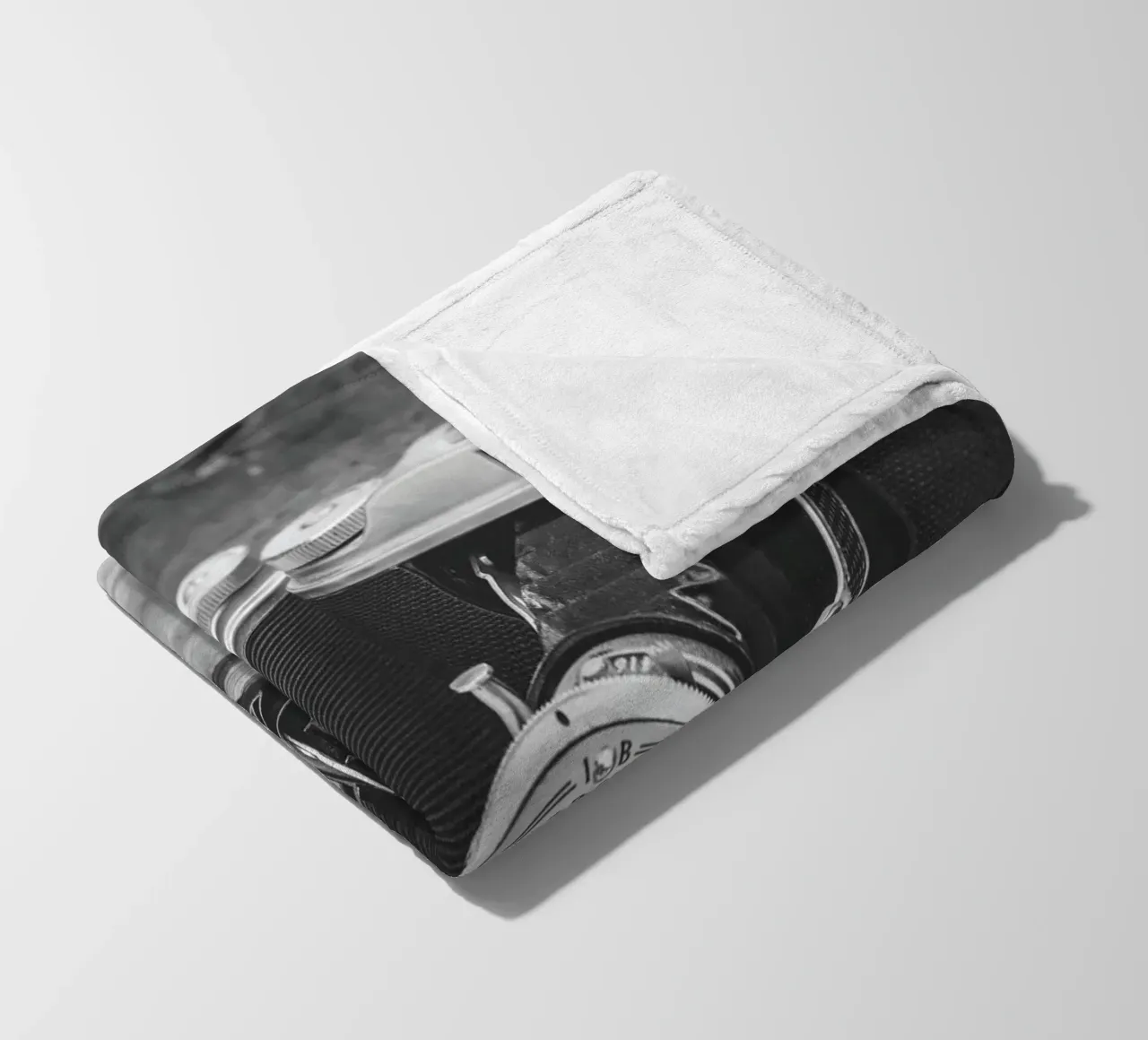 Two folding cameras coperta in pile da Dave Hare Photography