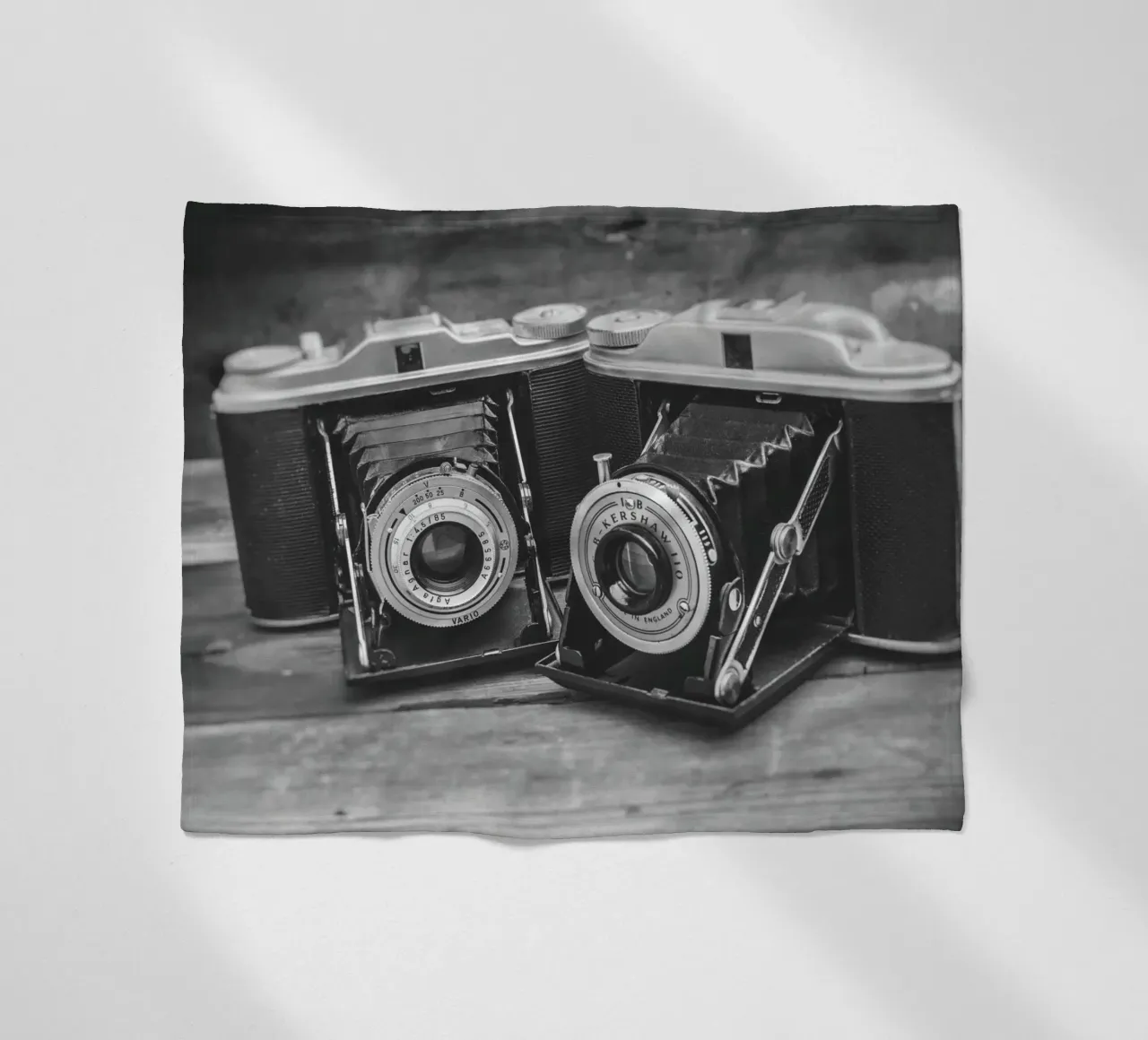 Two folding cameras coperta in pile da Dave Hare Photography