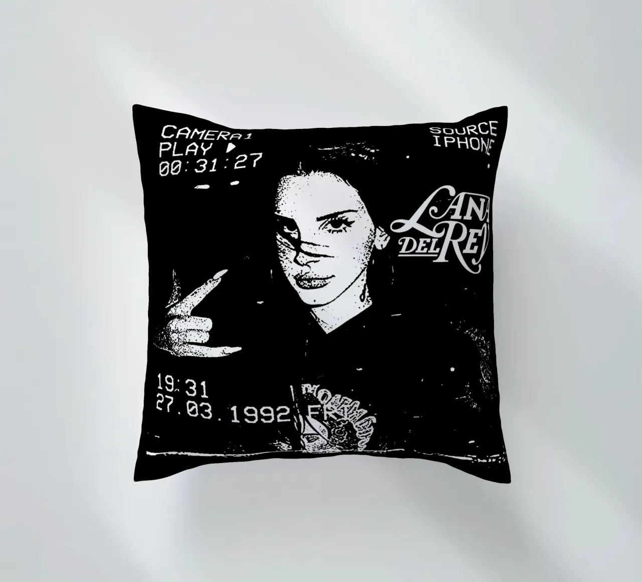 Retro Camera Style - Lana Del Rey cuscino da https://www.juniqe.com/uk/shop/Henndraws