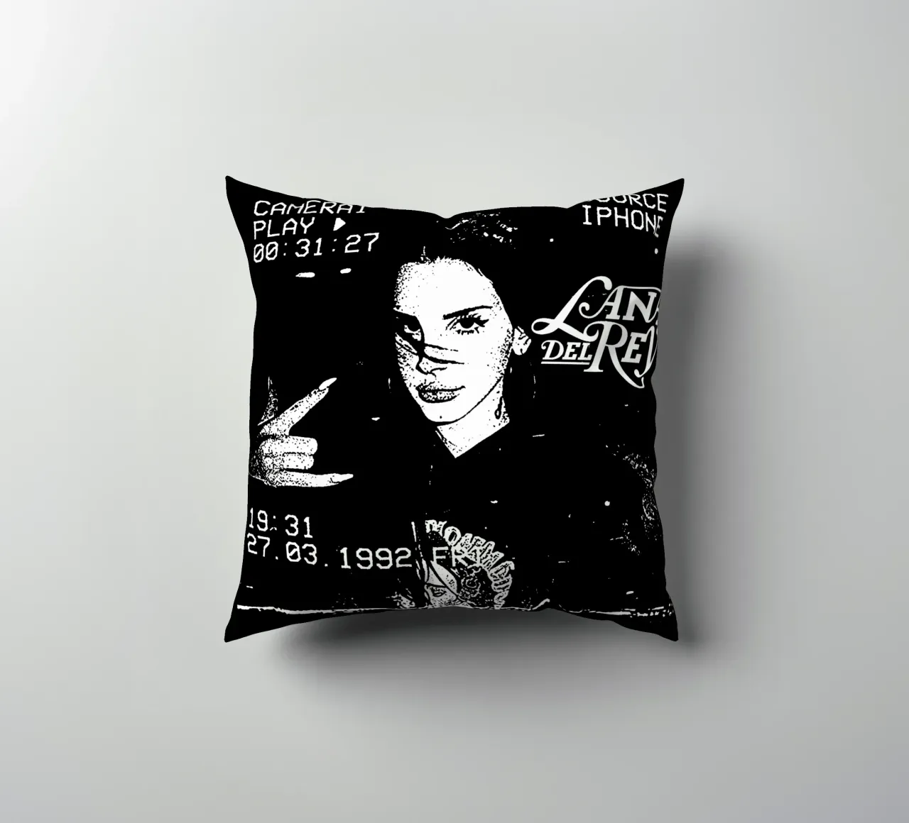 Retro Camera Style - Lana Del Rey cuscino da https://www.juniqe.com/uk/shop/Henndraws