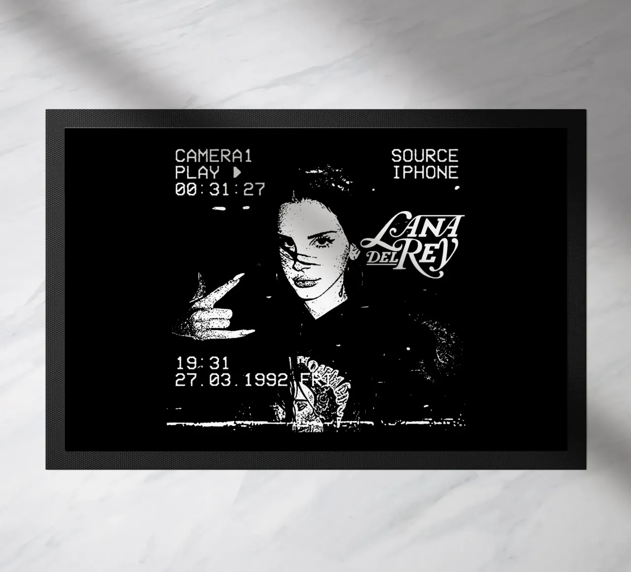Retro Camera Style - Lana Del Rey zerbino da https://www.juniqe.com/uk/shop/Henndraws