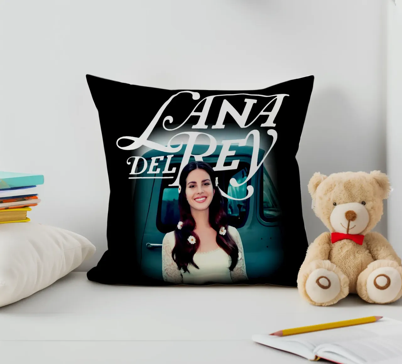 Auto d'epoca - Lana Del Rey cuscino da https://www.juniqe.com/uk/shop/Henndraws