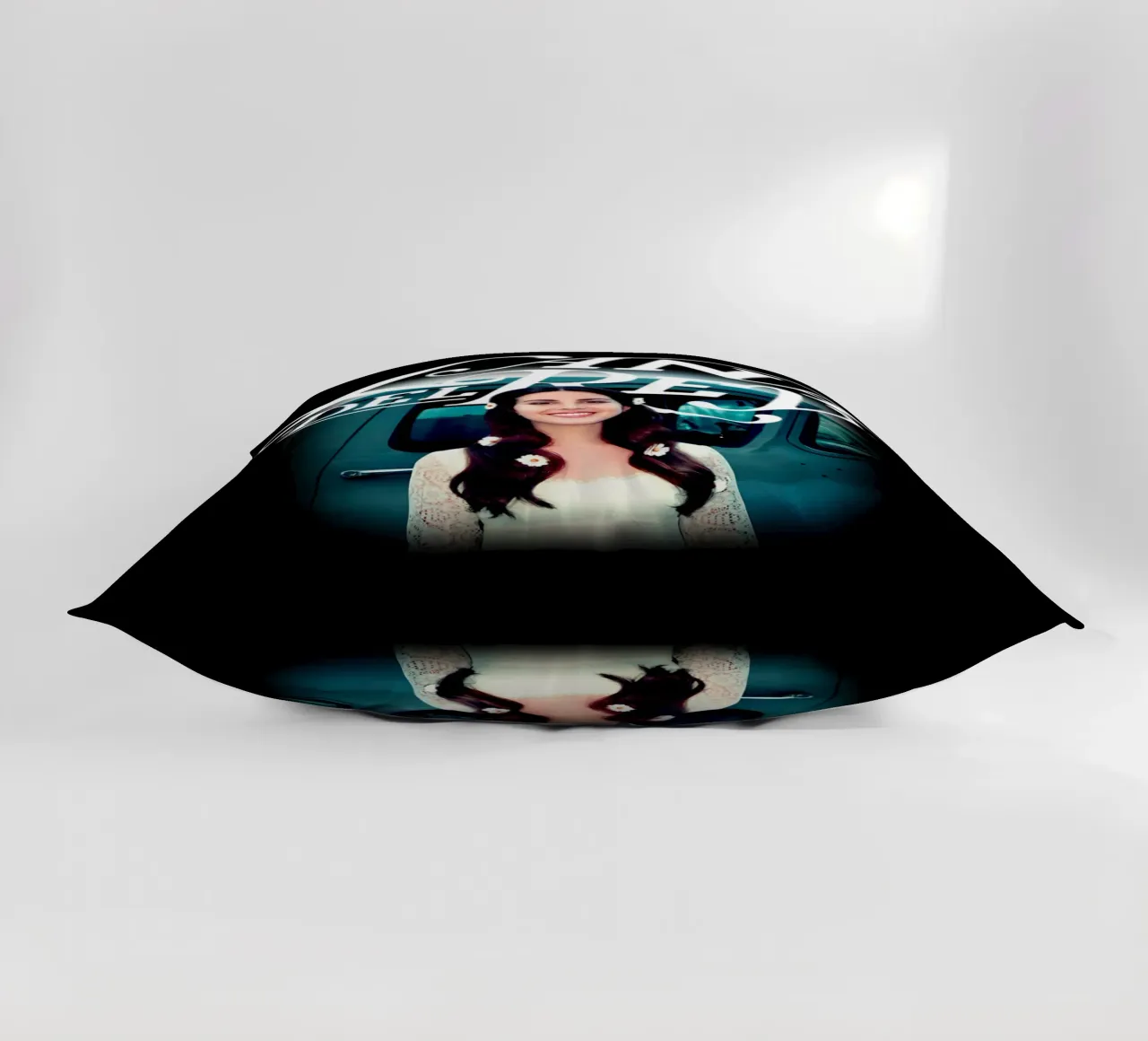 Auto d'epoca - Lana Del Rey cuscino da https://www.juniqe.com/uk/shop/Henndraws